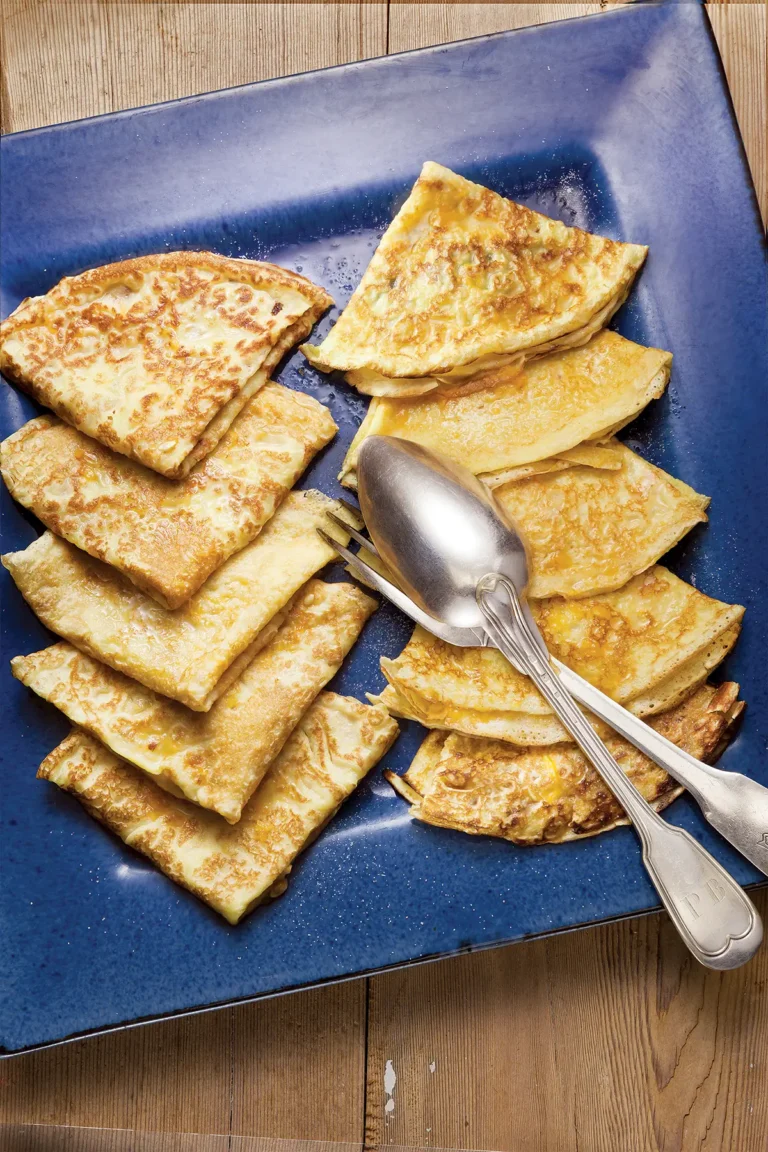 Crêpes à l ’Orange on a blue plate